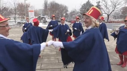 Un grupo de veteranas majorettes prueba que edad y baile no son incompatibles