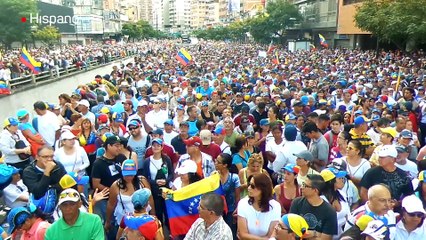 Juan Guaidó asume como presidente de Venezuela frente a una multitud