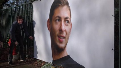 Télécharger la video: Disparition d'Emiliano Sala - Un portrait de Sala sur un mur de la Jonelière