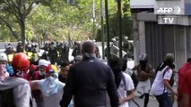 Antimotines se enfrentan con manifestantes opositores en Caracas