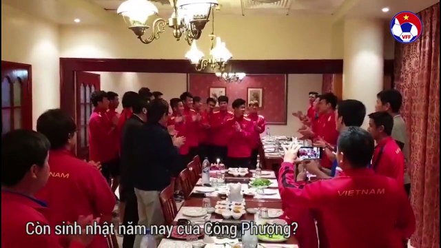 HLV Park dành nụ hôn ngọt ngào cho cậu học trò Công Phượng trong ngày sinh nhật | VFF Channel