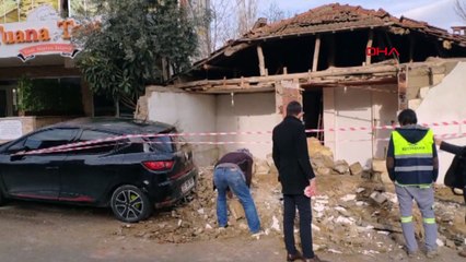 Bahçe duvarı otomobilin üzerine yıkıldı