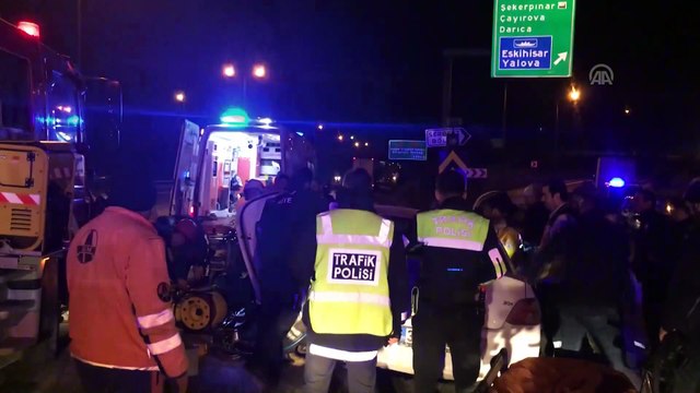 Otomobil bariyerlere çarptı: 2 yaralı - KOCAELİ