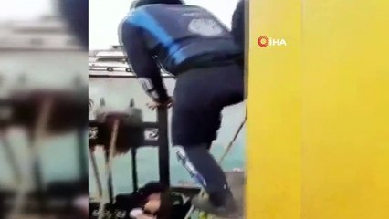 Kadıköy'de kahraman Çevik Kuvvet polisinin denize düşen genç kızı kurtarma anları kamerada