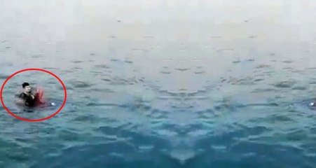 Kahraman Çevik Kuvvet Polisinin Denize Düşen Genç Kızı Kurtardığı Anlar Kameralara Yansıdı