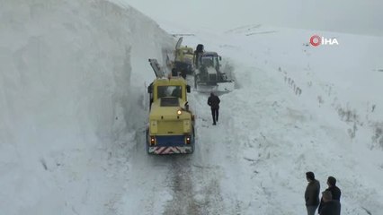 Video herunterladen: Muş'ta Kar Kalınlığı 10 Metreye Ulaştı