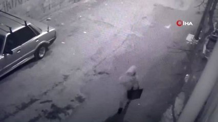 Genç Kız Evinin Önünde Kapkaça Uğradı... O Anlar Saniye Saniye Görüntülendi