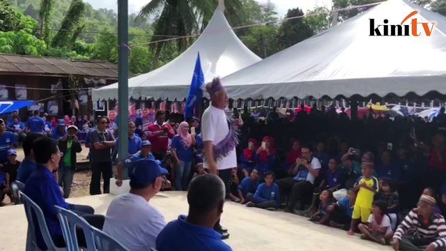 Najib sindir kasut, stokin hitam sekolah...tambah beban pada Orang Asli