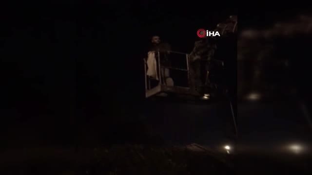 İzmir'de Gece Yarısı Papağan Kurtarma Operasyonu...ağaçta Mahsur Kalan Papağan İtfaiye Ekiplerini...