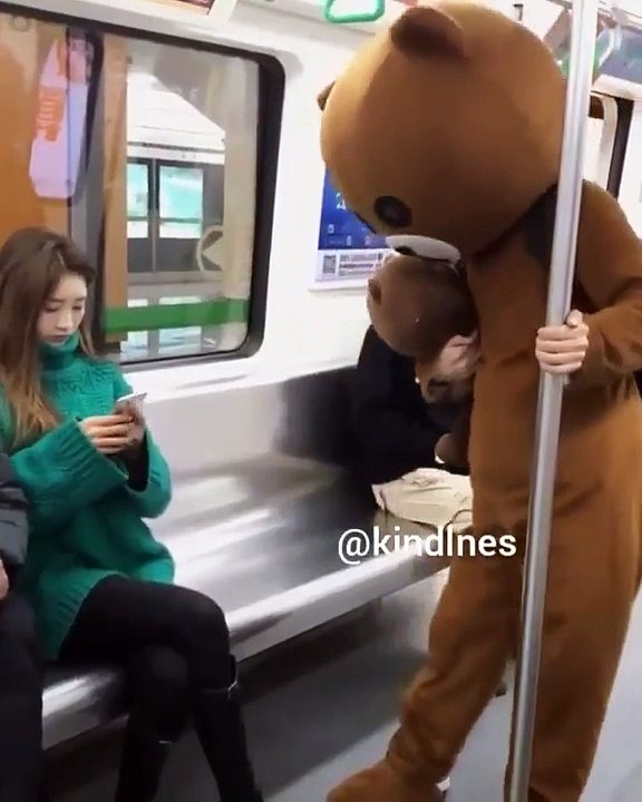 Maskotun azizliğine uğrayan kadın