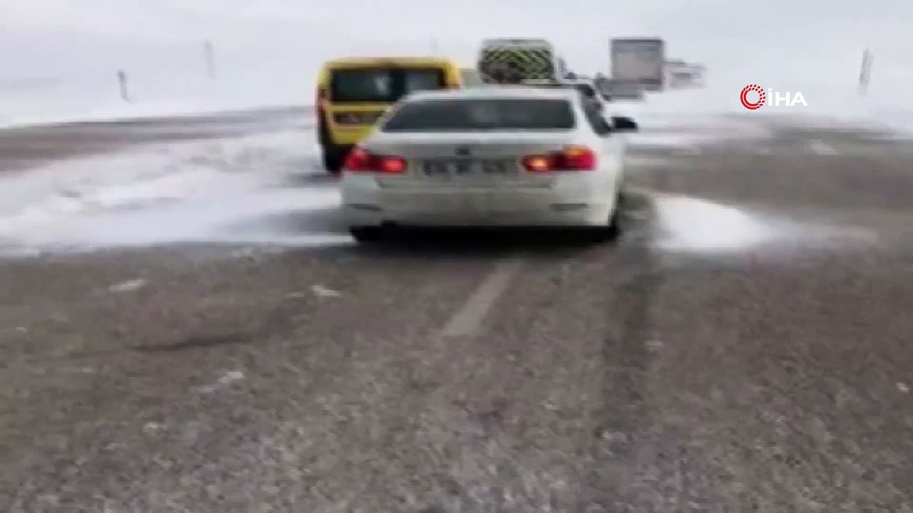 Sivas'ta şiddetli tipi ve fırtına ulaşımda aksamalara neden oluyor