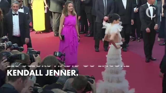 PHOTOS. Fashion Week de Paris : Naomi Campbell défile seins nus sous sa robe transparente au défilé Valentino