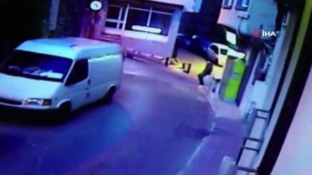 Beyoğlu'nda örümcek adam gibi binaya tırmanan hırsız kamerada