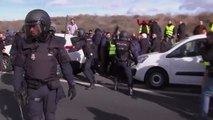 스페인 택시기사, 공유 택시 반대해 고속도로 봉쇄 / YTN