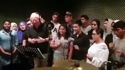 Video herunterladen: Ex-Malaysian PM Uses The Manhattans Song To Profess Innocence In Money Laundering Scandal