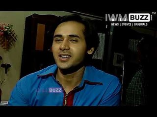 Sameer shows wedding card to Naina in Yeh Unn Dinno Ki Baat Hai