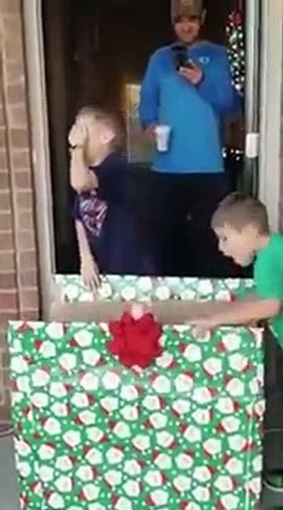 Suona il campanello è arrivato il regalo di mamma e papà!