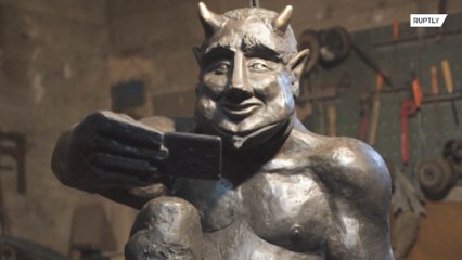 Estátua de diabo tirando uma selfie causa polêmica na Espanha