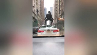 Ausgeflippt: Mann in New York schlägt Windschutzscheibe ein und tanzt auf Auto