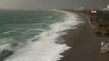 Antalya'da Şiddetli Fırtına Dev Dalgalar Oluşturdu