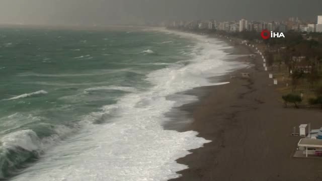 Antalya'da Şiddetli Fırtına Dev Dalgalar Oluşturdu