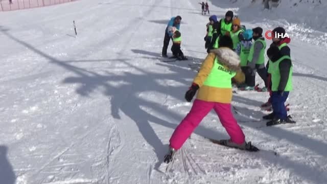Öğrenciler Tatillerini Kayak Öğrenerek Geçiriyor