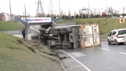 Sultangazi'de Elektronik Ürün Yüklü Kamyonet Devrildi