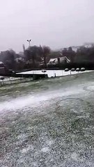 La police belge profite de la neige pour faire des dérapages sur un parking