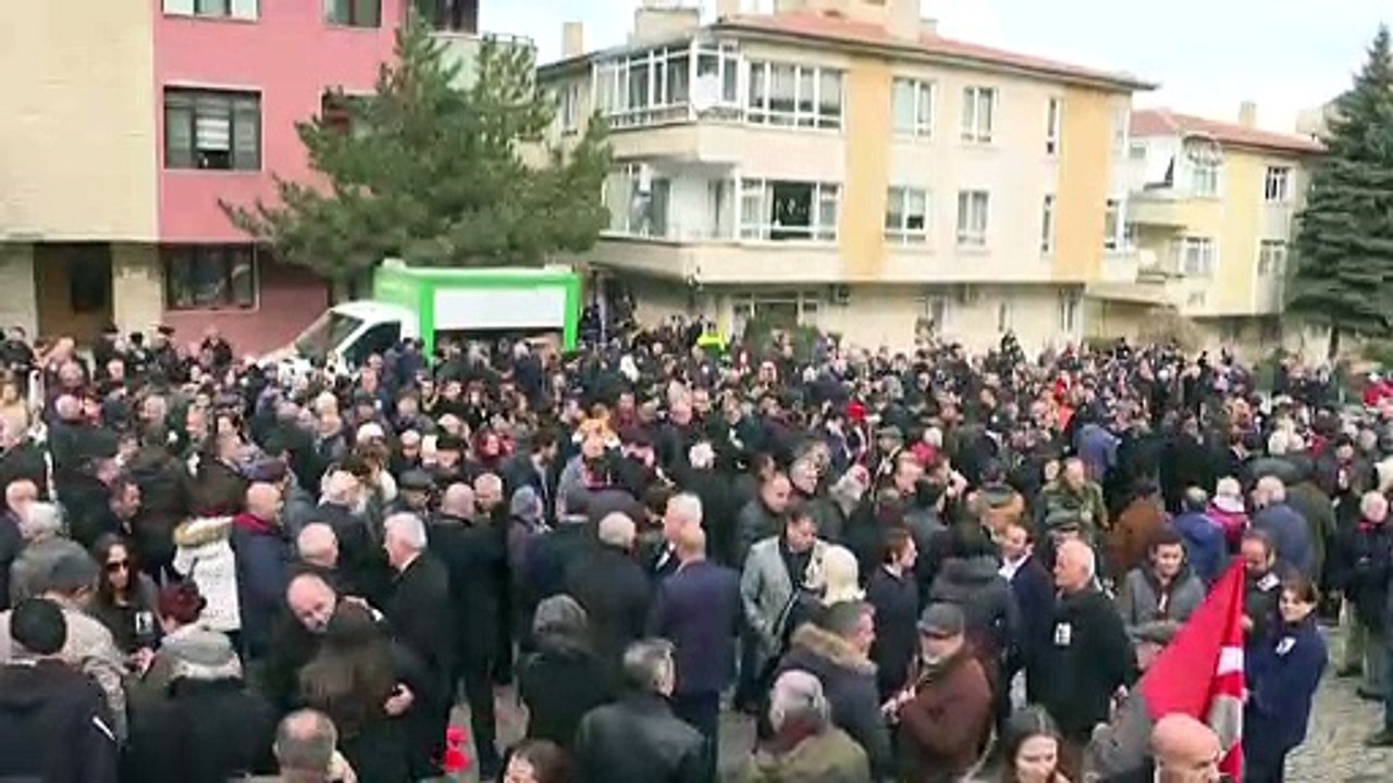 Uğur Mumcu, suikastinin 26. yılında evinin önünde anıldı - ANKARA