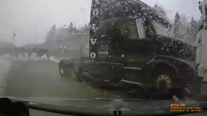 Video herunterladen: Ce camion bloqué sur un passage à niveau se fait détruire au passage du train