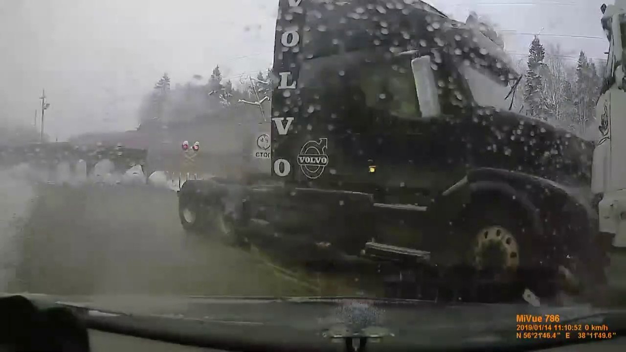Ce camion bloqué sur un passage à niveau se fait détruire au passage du train