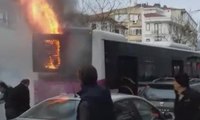 Fatih'te seyir halindeki otobüs alev alev yandı