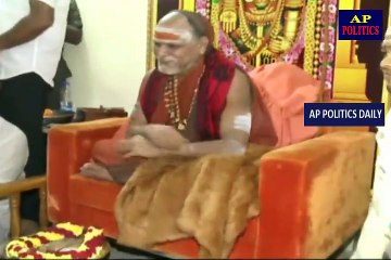 YSRCP Chief YS Jagan took blessings of Swaroopanandendra Swamy at Sri Sharada - AP Politics Daily