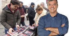 Yılmaz Özdil'in 'Mustafa Kemal' Kitabını 2 Bin 500 Liraya Satmasına Tepki Gösteren Lise Öğrencisi, Ücretsiz 'Nutuk' Kitabı Dağıttı