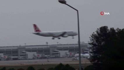 Antalya'da uçaklar beşik gibi sallandı