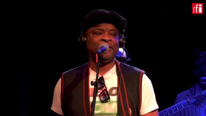 Sam Tshintu chante "E Sopi Yo" dans Couleurs Tropicales