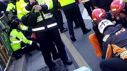 집회 행진대열 덥친 승합차...경찰·참가자 24명 부상 / YTN