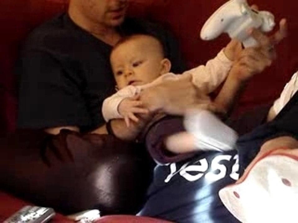 Léa joue à la XBOX 360 avec son papa