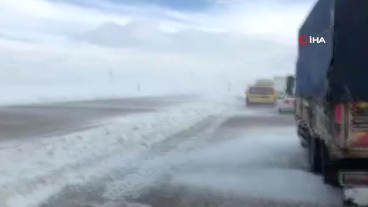 Sivas'ta Şiddetli Tipi ve Fırtına Ulaşımda Aksamalara Neden Oluyor