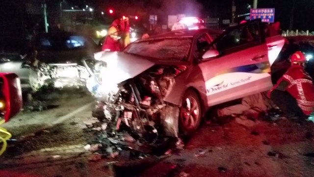 강원 삼척서 택시·승합차 충돌...3명 사망·6명 부상 / YTN