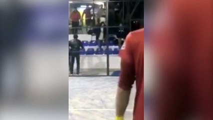 La mujer de Arnau, ex del Barça, se pelea a palazos