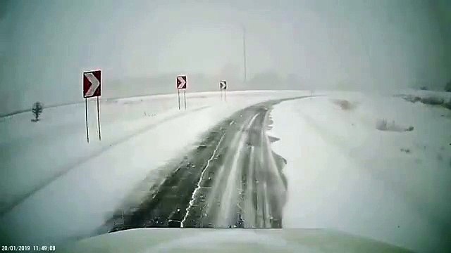 Pas beaucoup de visibilité à cause de la neige, ce camion canadien roule beaucoup trop vite