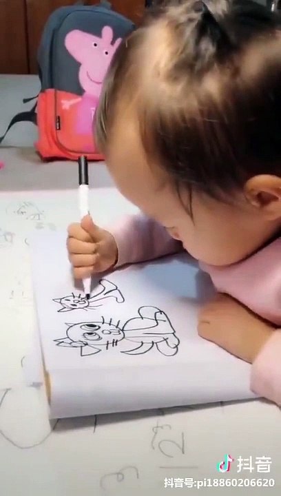 Un bébé dessine un chat