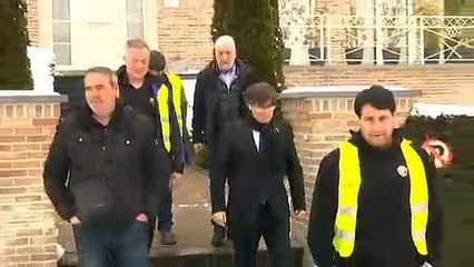 Cuatro taxistas de Barcelona viajan a Waterloo para pedir a Puigdemont que medie en el conflicto