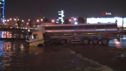 İzmir'de Tır Denize Düştü