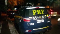 Homem detido com carreta carregada de cigarros é levado à PF