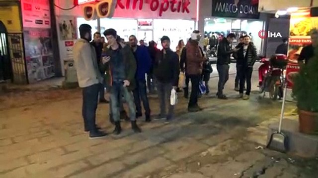 Hafif ticari araç yamaçta asılı kaldı, mahalleli seferber oldu