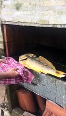 Quando todos já estão à espera do peixe na mesa... mas ainda o tens o virar na grelha!