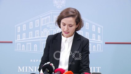 Ora News – Ministrja Shahini pezullon drejtoreshën e zyrës arsimore Mat