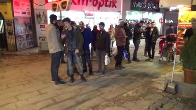 Hafif Ticari Araç Yamaçta Asılı Kaldı, Mahalleli Seferber Oldu